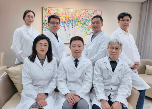 Professor Liu Kui (middle, front row) from the Department of Obstetrics and Gynaecology at the School of Clinical Medicine, HKUMed, who led the research team, states that improving the ovarian microenvironment, especially by addressing fibrosis, is important for treating POI-related infertility.